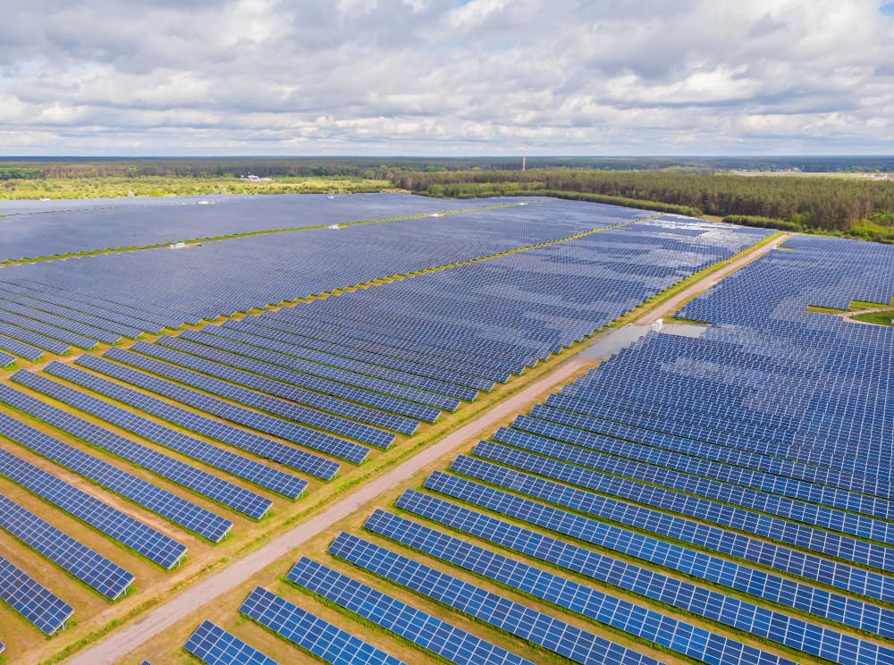 Parque solar industrial visto desde el aire