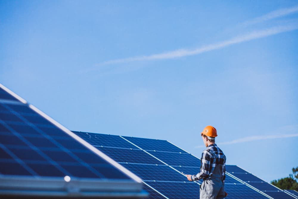 Técnico certificado de Proyecto 21 revisando una instalación de paneles solares